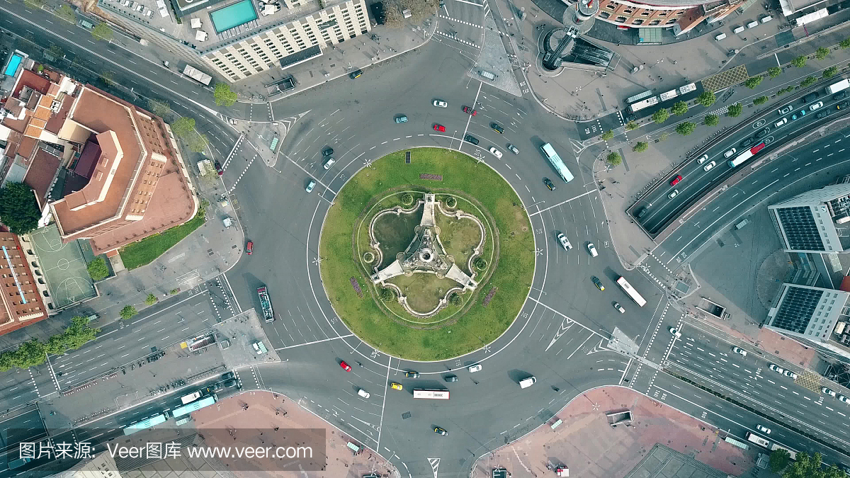 航拍的广场Espaa在巴塞罗那,西班牙。环岛城市交通,俯视图